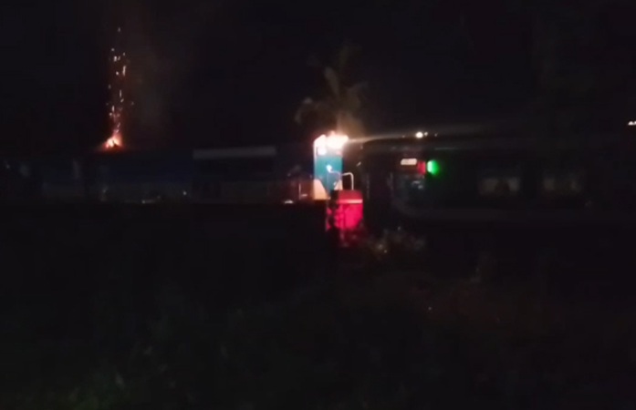 সিলেটে চলন্ত ট্রেনে আগুন আতঙ্ক!